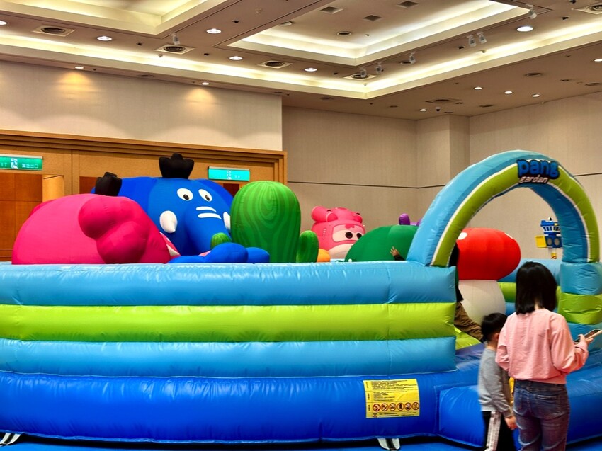 台南市中西區小朋友的最愛!超好玩的Super Wings互動交通小鎮＆pang胖仔花園兒童氣墊雙主題樂園來了!就在台南新光三越中