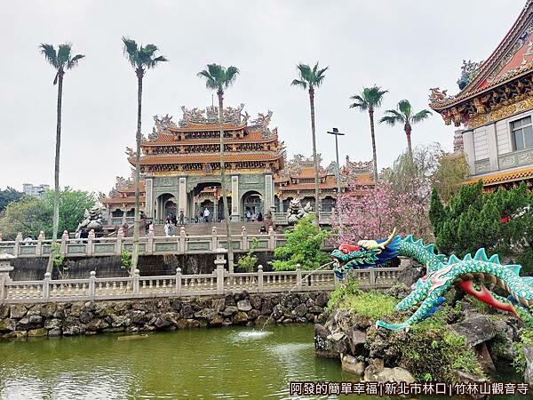 竹林山觀音寺11-池內的飛龍噴水池.jpg