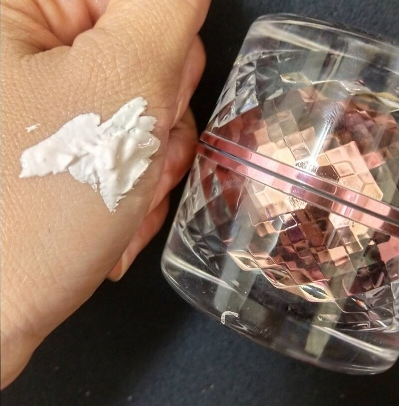 「LOVE ME MALL 愛咪模兒自帶光采素妍霜SPF37」輕鬆打造偽妝感的素妍霜