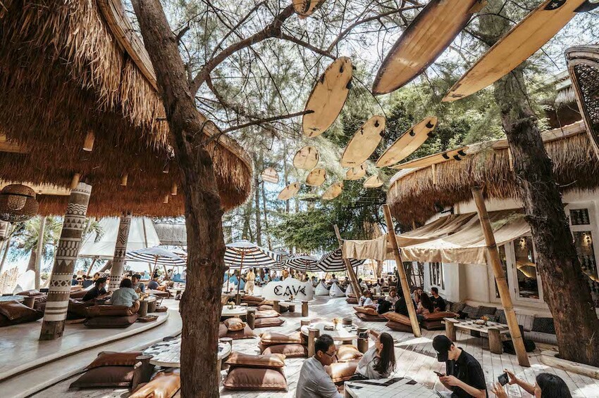 泰國泰國海景餐廳 Cave Beach Club｜濃濃的渡假感 人氣網美海灘餐廳!!