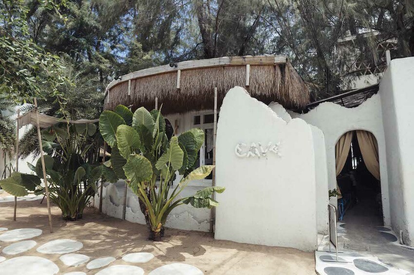 泰國泰國海景餐廳 Cave Beach Club｜濃濃的渡假感 人氣網美海灘餐廳!!