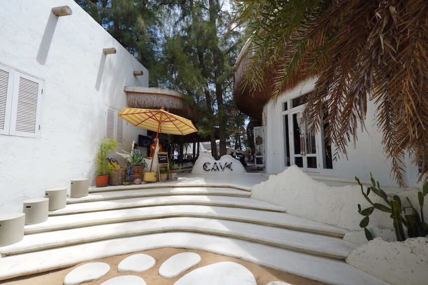 泰國泰國海景餐廳 Cave Beach Club｜濃濃的渡假感 人氣網美海灘餐廳!!