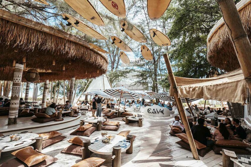 泰國泰國海景餐廳 Cave Beach Club｜濃濃的渡假感 人氣網美海灘餐廳!!