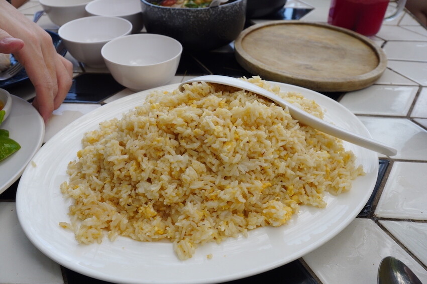 泰國泰國海景餐廳 Cave Beach Club｜濃濃的渡假感 人氣網美海灘餐廳!!