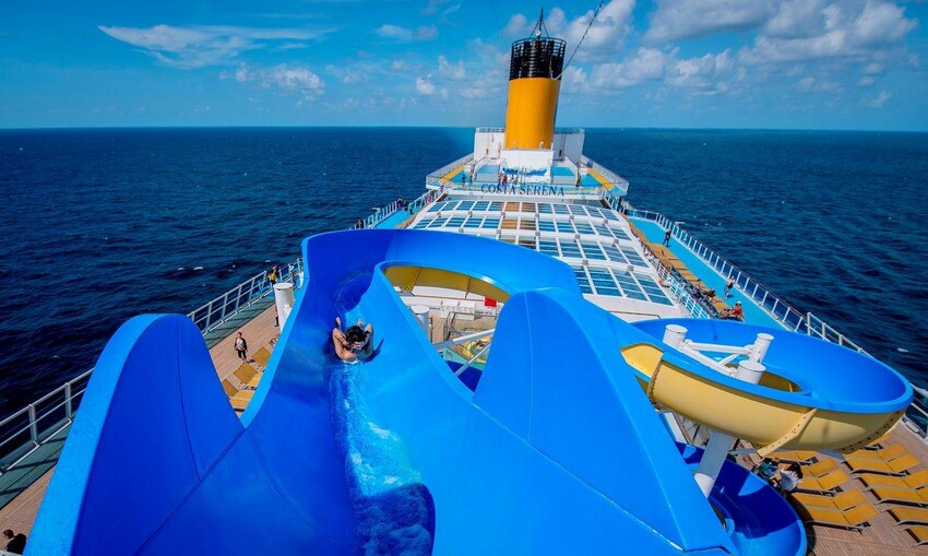 真正的海上「郵」樂園,換上泳裝來室外大泳池一展身手,享受從滑道一衝而下的暢快!*水上滑道視天氣狀況開放