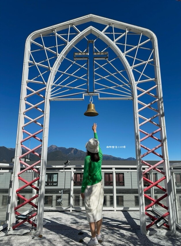 全台海拔最高教堂【梨山耶穌堂】光影投射的天使翅膀和那一道光必