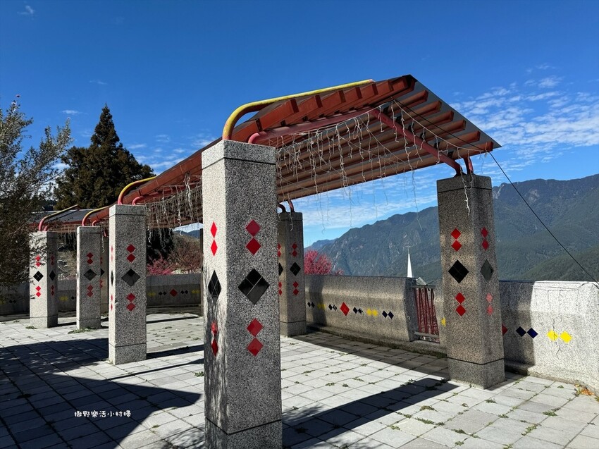 全台海拔最高教堂【梨山耶穌堂】光影投射的天使翅膀和那一道光必