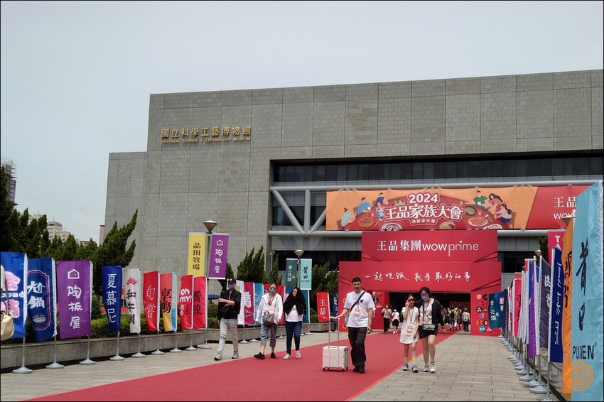 高雄市三民區高雄旅遊|親子一日遊景點推薦:科工館熱雪天堂兒童滑雪樂園2.0