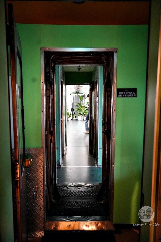 台中新店|微景火車店-DR2700型柴油客車上的綠植小店,多肉觀葉植物還有綠藻球!