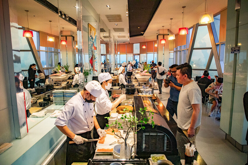 泰國曼谷彩虹雲霄酒店餐廳自助餐|一生一定要來吃一次!漫步雲端高空超豪華吃到飽餐廳