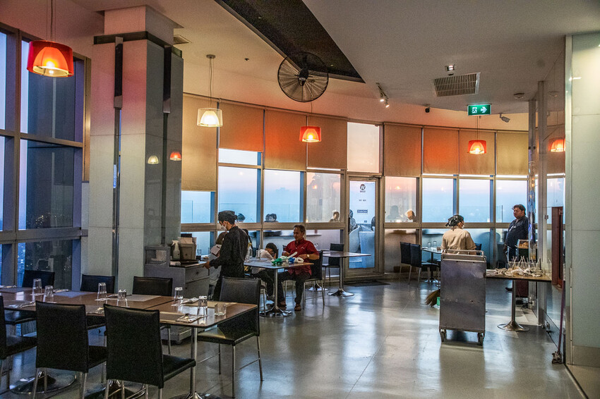 泰國曼谷彩虹雲霄酒店餐廳自助餐|一生一定要來吃一次!漫步雲端高空超豪華吃到飽餐廳