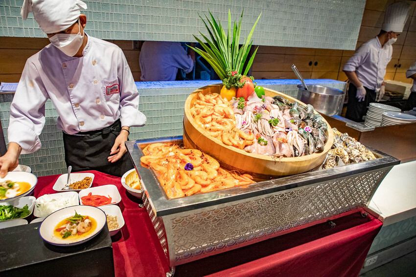 泰國曼谷彩虹雲霄酒店餐廳自助餐|一生一定要來吃一次!漫步雲端高空超豪華吃到飽餐廳