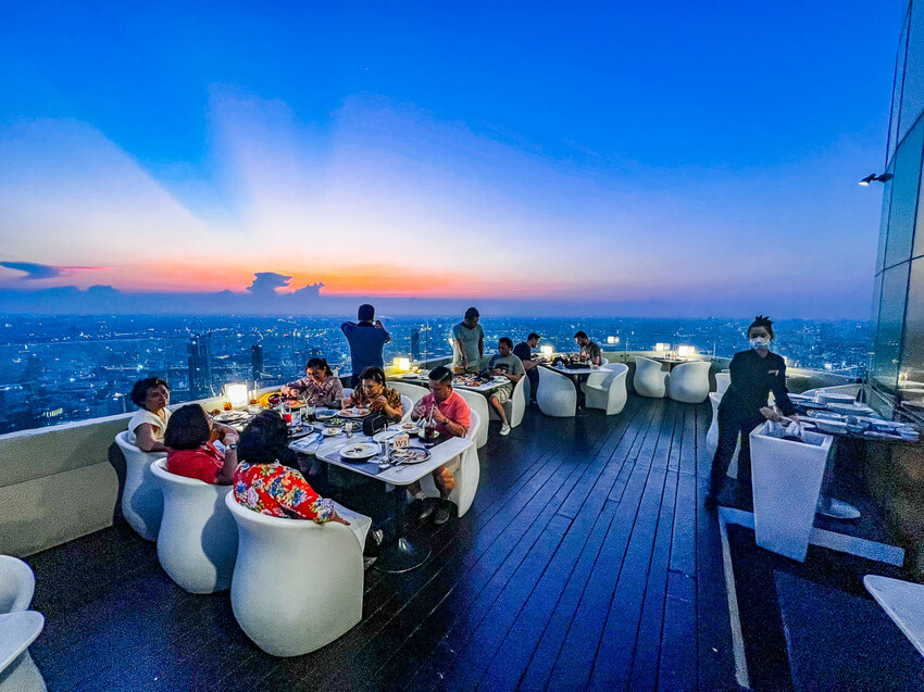 泰國曼谷彩虹雲霄酒店餐廳自助餐|一生一定要來吃一次!漫步雲端高空超豪華吃到飽餐廳