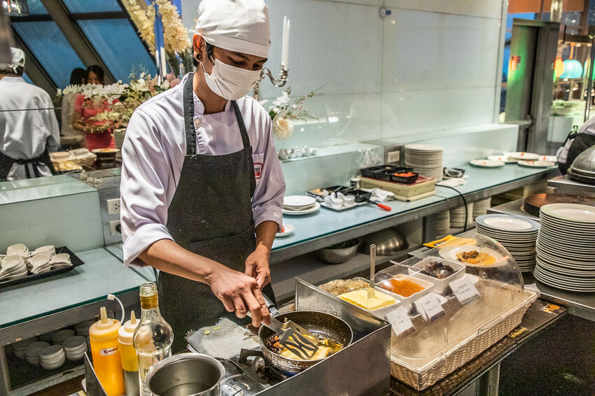 泰國曼谷彩虹雲霄酒店餐廳自助餐|一生一定要來吃一次!漫步雲端高空超豪華吃到飽餐廳