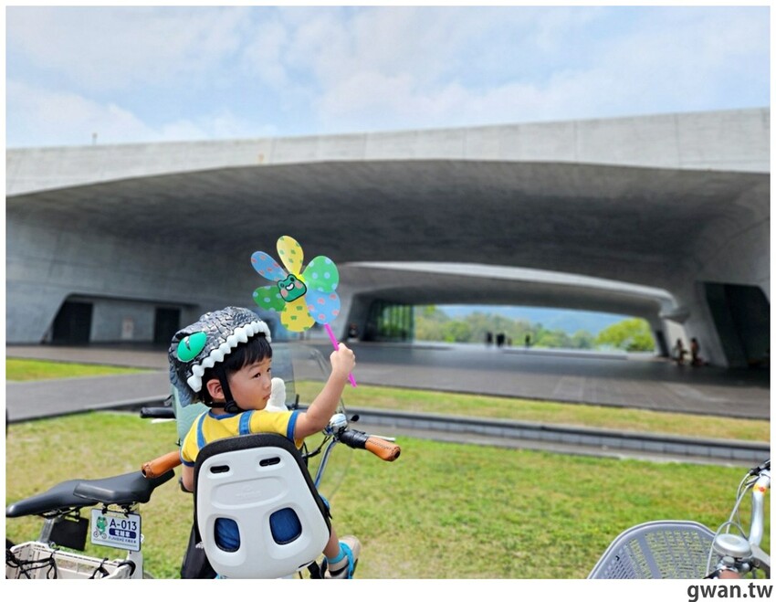 日月潭親子腳踏車推薦,騎電輔車暢遊全球十大最美自行車道,還會送蛙蛙風車耶~