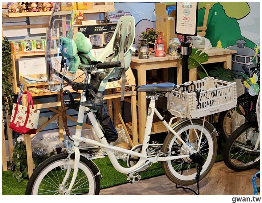 日月潭親子腳踏車推薦,騎電輔車暢遊全球十大最美自行車道,還會送蛙蛙風車耶~