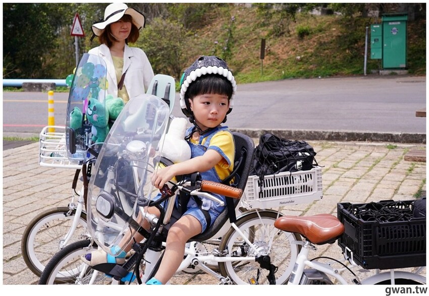 日月潭親子腳踏車推薦,騎電輔車暢遊全球十大最美自行車道,還會送蛙蛙風車耶~
