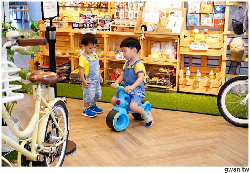 日月潭親子腳踏車推薦,騎電輔車暢遊全球十大最美自行車道,還會送蛙蛙風車耶~