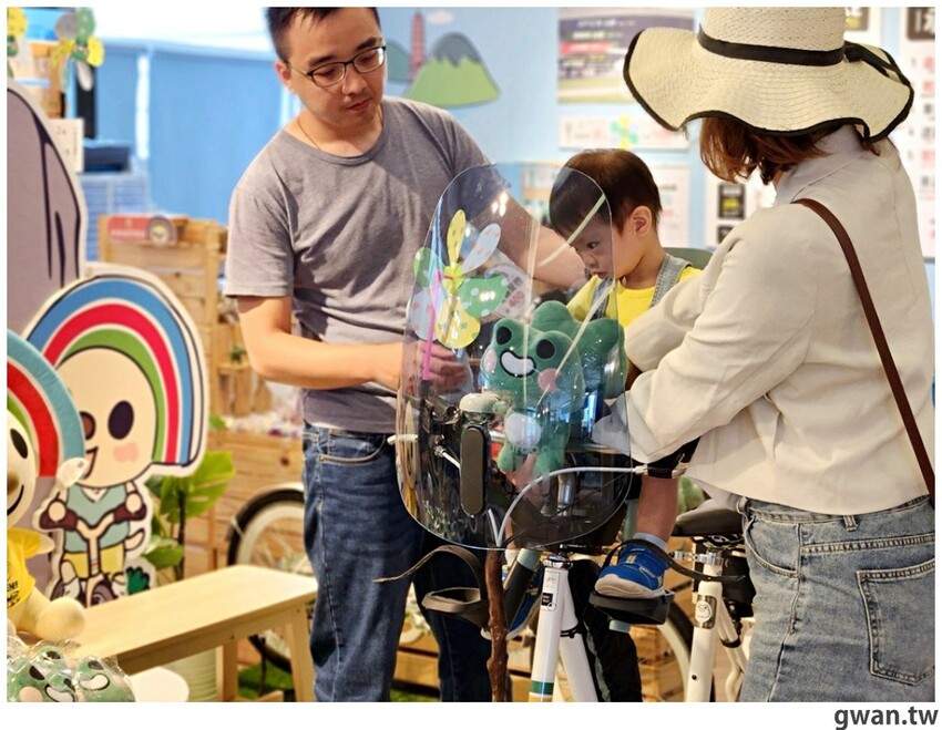 日月潭親子腳踏車推薦,騎電輔車暢遊全球十大最美自行車道,還會送蛙蛙風車耶~