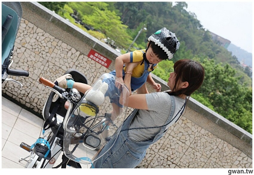 日月潭親子腳踏車推薦,騎電輔車暢遊全球十大最美自行車道,還會送蛙蛙風車耶~