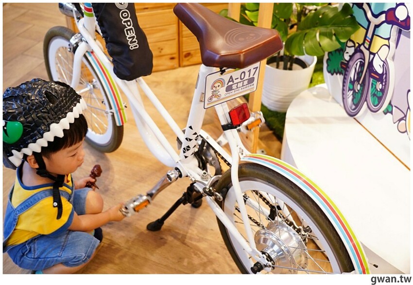 日月潭親子腳踏車推薦,騎電輔車暢遊全球十大最美自行車道,還會送蛙蛙風車耶~