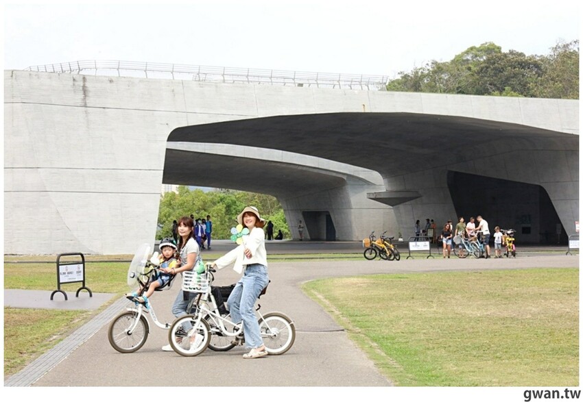日月潭親子腳踏車推薦,騎電輔車暢遊全球十大最美自行車道,還會送蛙蛙風車耶~