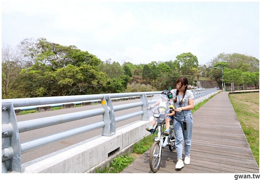 日月潭親子腳踏車推薦,騎電輔車暢遊全球十大最美自行車道,還會送蛙蛙風車耶~
