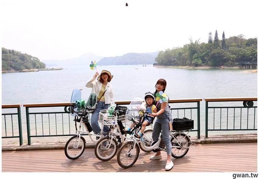 日月潭親子腳踏車推薦,騎電輔車暢遊全球十大最美自行車道,還會送蛙蛙風車耶~