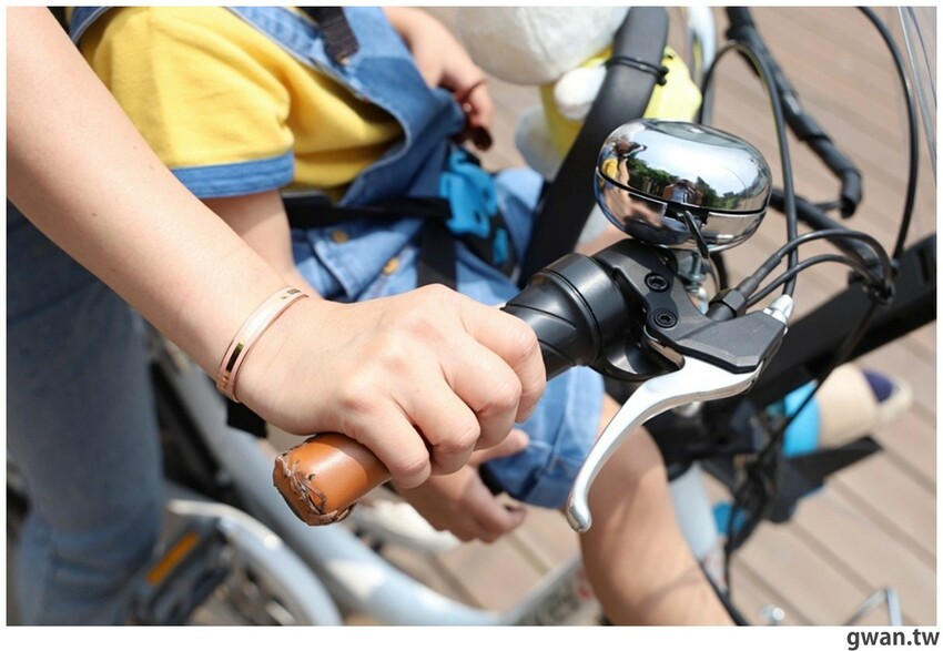 日月潭親子腳踏車推薦,騎電輔車暢遊全球十大最美自行車道,還會送蛙蛙風車耶~