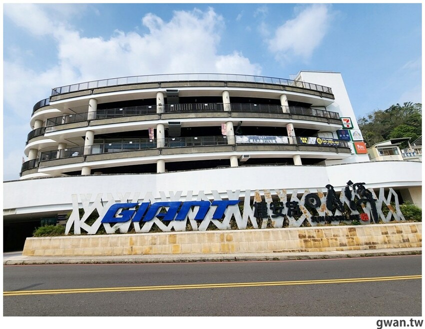 日月潭親子腳踏車推薦,騎電輔車暢遊全球十大最美自行車道,還會送蛙蛙風車耶~