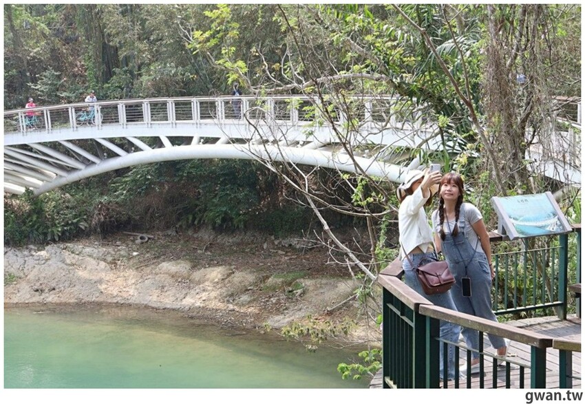 日月潭親子腳踏車推薦,騎電輔車暢遊全球十大最美自行車道,還會送蛙蛙風車耶~