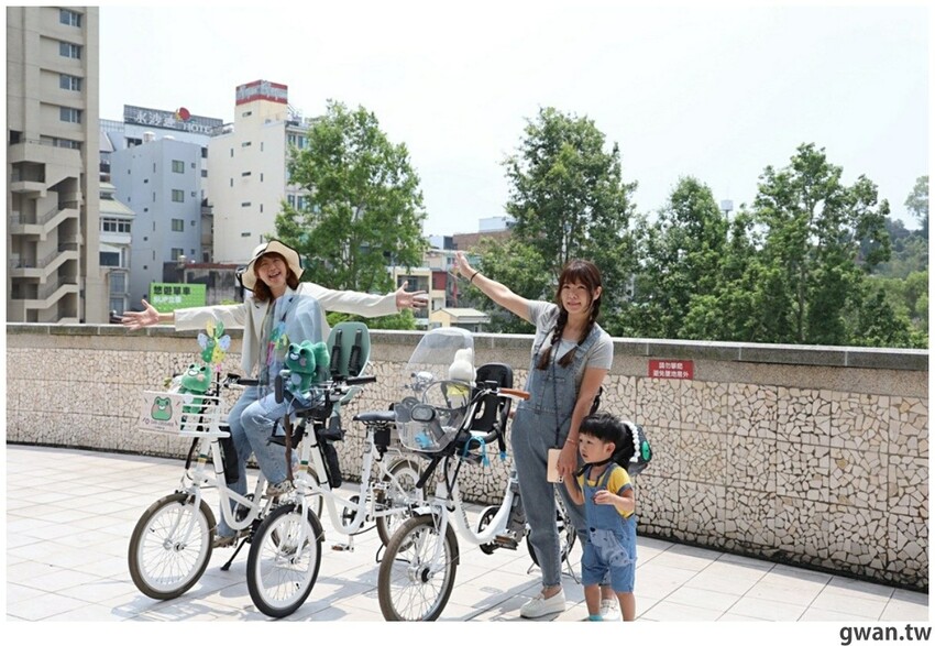 日月潭親子腳踏車推薦,騎電輔車暢遊全球十大最美自行車道,還會送蛙蛙風車耶~