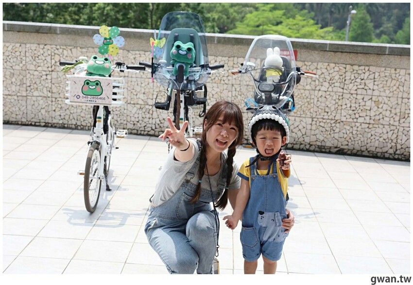 日月潭親子腳踏車推薦,騎電輔車暢遊全球十大最美自行車道,還會送蛙蛙風車耶~