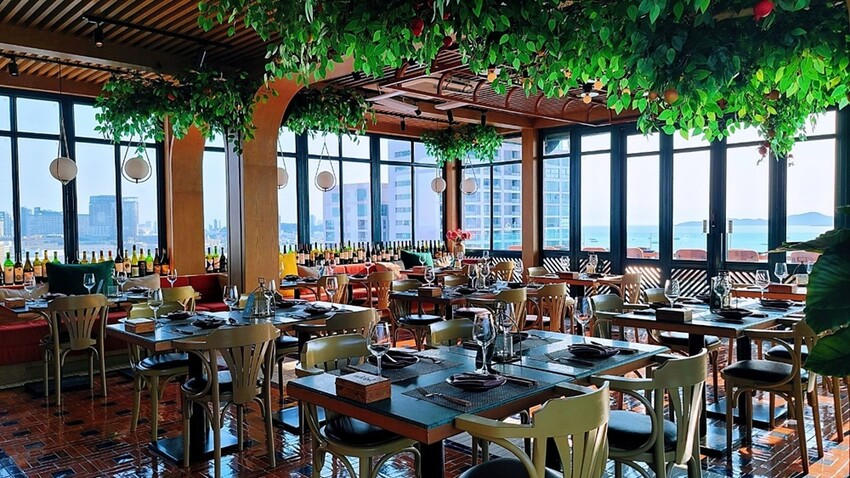 泰國芭達雅美食推薦|知名A-ONE Hotel集團品牌餐廳，超Chill！3家網美必訪餐廳，無敵海景、浪漫夕陽，美照與美味兼具的雙重享宴，做好筆記準備衝!　　