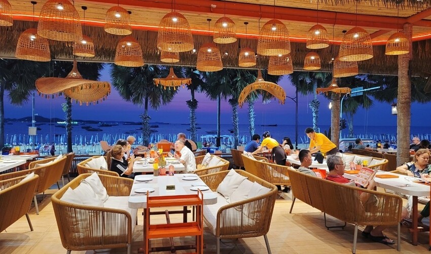 泰國芭達雅美食推薦|知名A-ONE Hotel集團品牌餐廳，超Chill！3家網美必訪餐廳，無敵海景、浪漫夕陽，美照與美味兼具的雙重享宴，做好筆記準備衝!　　