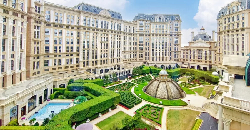 澳門澳門范思哲豪華酒店(Palazzo Versace Macau)》義大利殿堂級品牌，華麗格調、絢爛堂皇的設計品味，從裏到外