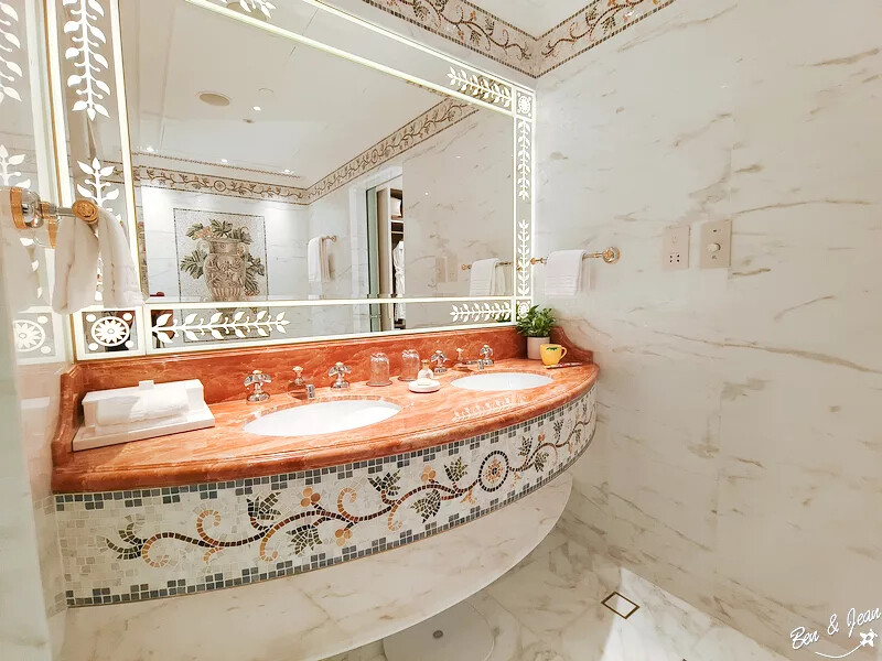 澳門澳門范思哲豪華酒店(Palazzo Versace Macau)》義大利殿堂級品牌，華麗格調、絢爛堂皇的設計品味，從裏到外