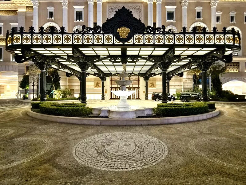 澳門澳門范思哲豪華酒店(Palazzo Versace Macau)》義大利殿堂級品牌，華麗格調、絢爛堂皇的設計品味，從裏到外