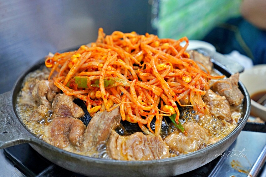 韓國【韓國】水原美食｜明城排骨，長安門旁水原必吃水原排骨，甜鹹軟嫩烤排骨