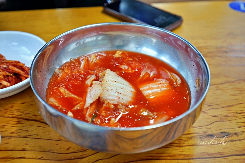 韓國【韓國】水原美食｜明城排骨，長安門旁水原必吃水原排骨，甜鹹軟嫩烤排骨