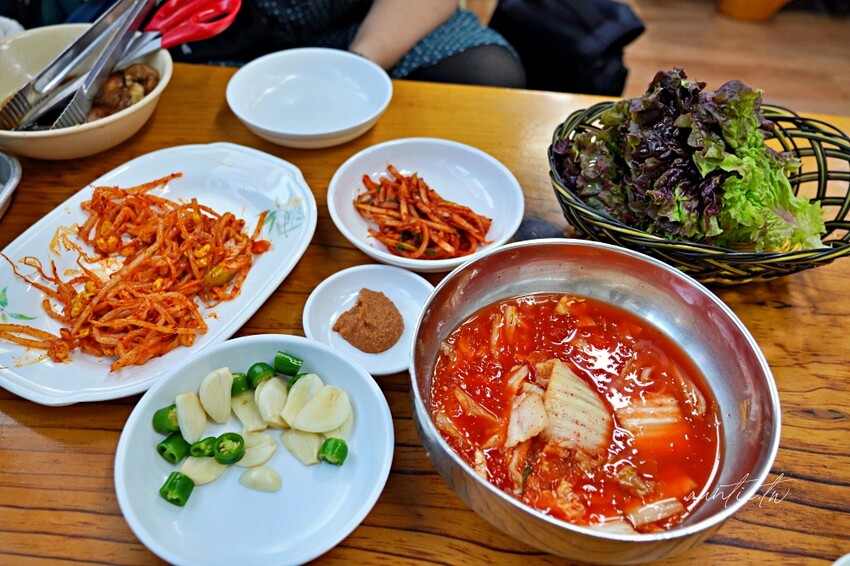 韓國【韓國】水原美食｜明城排骨，長安門旁水原必吃水原排骨，甜鹹軟嫩烤排骨