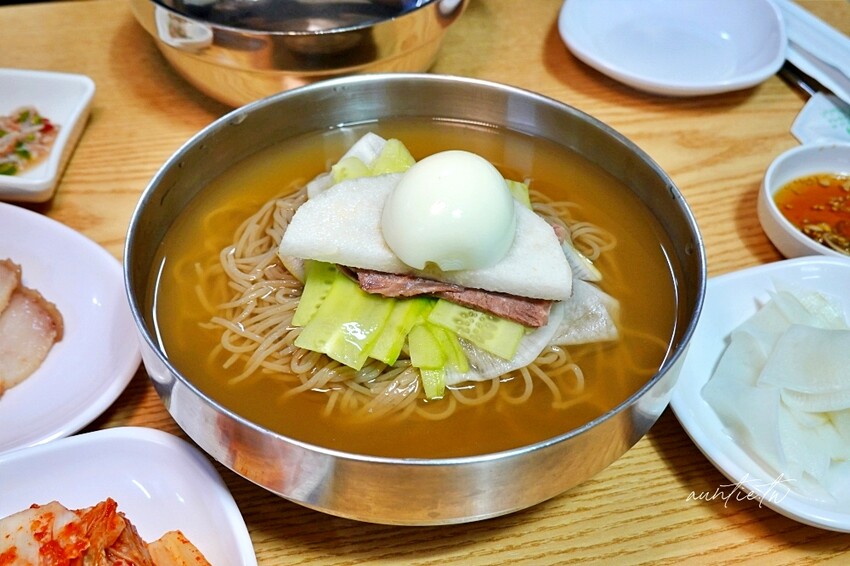 韓國【首爾】祭基洞站｜京東市場平壤冷麵，清爽冷麵，大顆飽滿夠味餃子