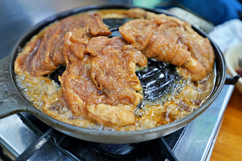 韓國【韓國】水原美食｜明城排骨，長安門旁水原必吃水原排骨，甜鹹軟嫩烤排骨