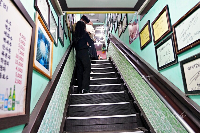 韓國【韓國】水原美食｜明城排骨，長安門旁水原必吃水原排骨，甜鹹軟嫩烤排骨