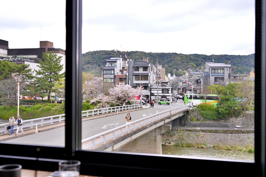 日本【京都美食】河原町|Kacto 鴨川旁美麗風景咖啡廳,櫻花季更是與大片櫻花林正面對決