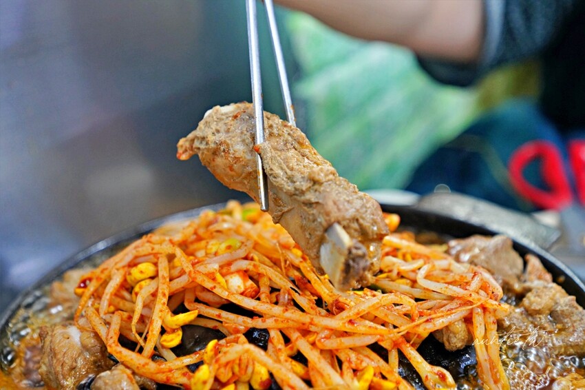 韓國【韓國】水原美食｜明城排骨，長安門旁水原必吃水原排骨，甜鹹軟嫩烤排骨