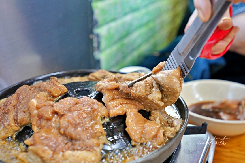 韓國【韓國】水原美食｜明城排骨，長安門旁水原必吃水原排骨，甜鹹軟嫩烤排骨