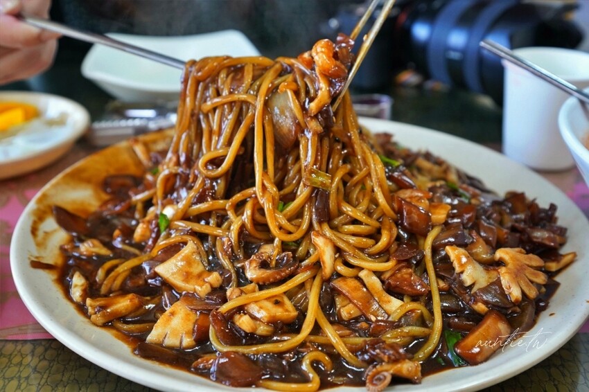 韓國【韓國】水原美食|雙龍閣 쌍용각 韓式炸醬麵、糖醋肉,在地人滿滿水原美食