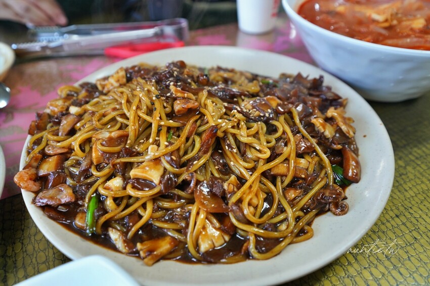 韓國【韓國】水原美食|雙龍閣 쌍용각 韓式炸醬麵、糖醋肉,在地人滿滿水原美食