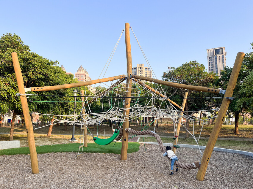 小猴子森林公園。公25公園。小竹繪本主題遊戲場。九個盪鞦韆一